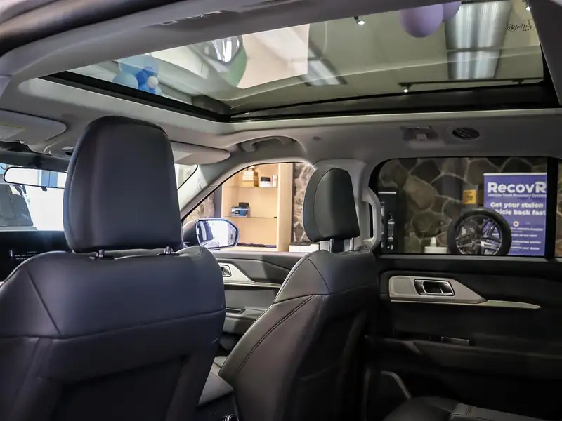 2026 Ford Explorer Active, bílá, 50 km, dovoz Kanada — foto 6 z 12
