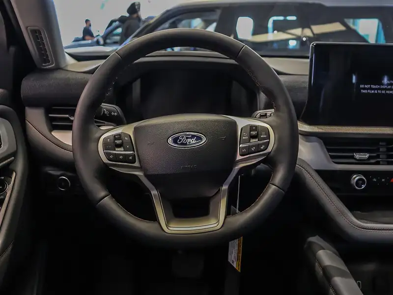 2026 Ford Explorer Active, bílá, 50 km, dovoz Kanada — foto 7 z 12
