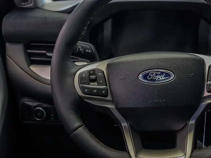 2026 Ford Explorer Active, bílá, 50 km, dovoz Kanada — foto 8 z 12