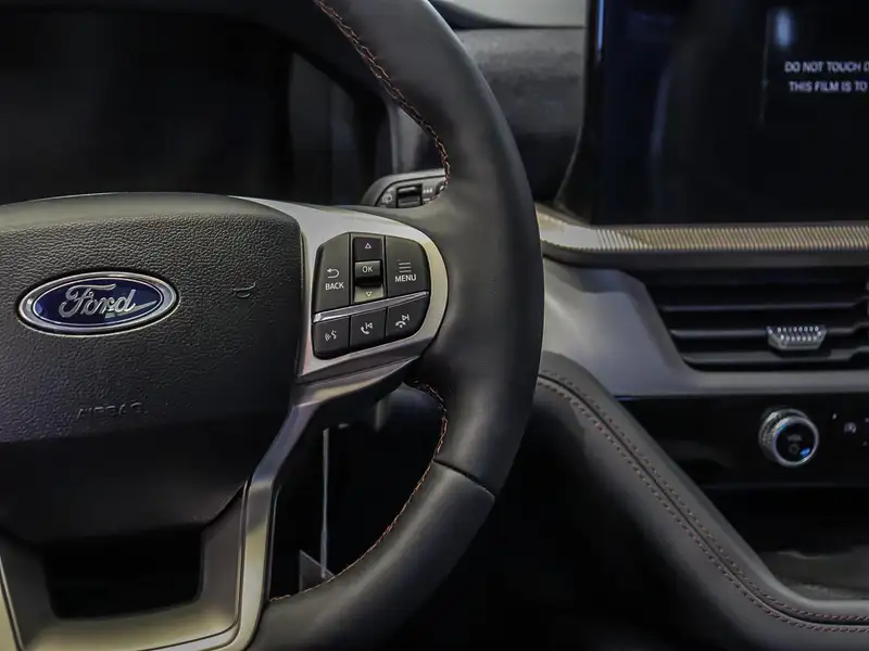 2026 Ford Explorer Active, bílá, 50 km, dovoz Kanada — foto 9 z 12