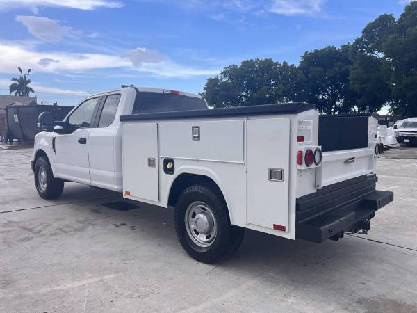 2017 Ford, dovoz USA — foto 3 z 12