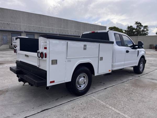 2017 Ford, dovoz USA — foto 4 z 12