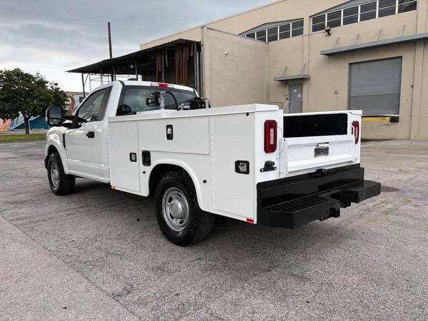 2022 Ford, dovoz USA — foto 2 z 12