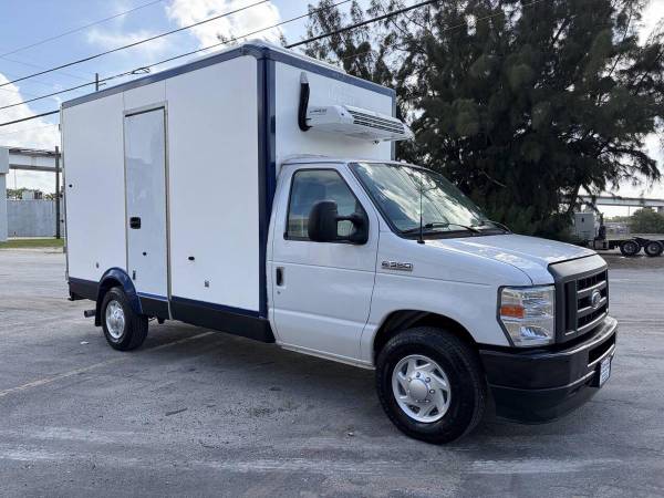 2023 Ford, dovoz USA — foto 2 z 12