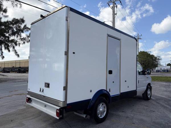 2023 Ford, dovoz USA — foto 3 z 12