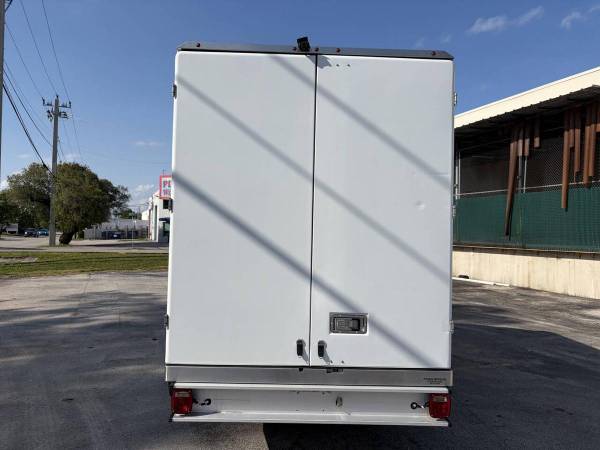2022 Ford, dovoz USA — foto 11 z 12