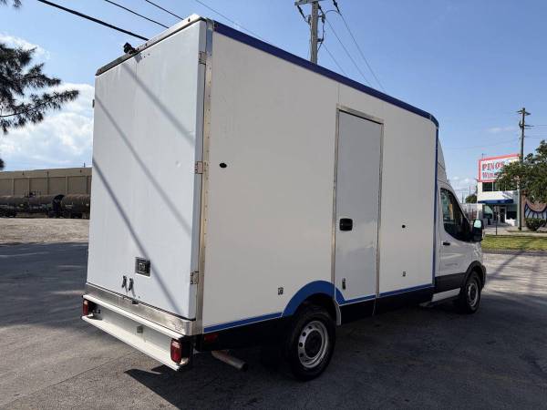 2022 Ford, dovoz USA — foto 3 z 12