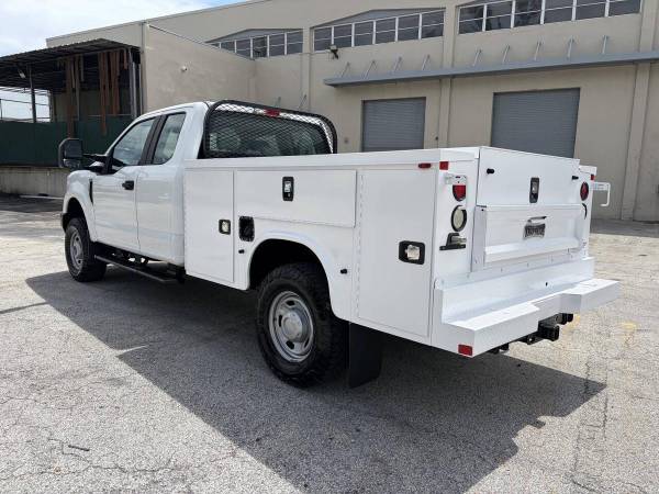 2017 Ford, dovoz USA — foto 3 z 12