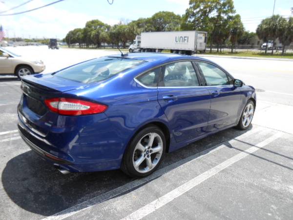 2016 Ford, dovoz USA — foto 5 z 12