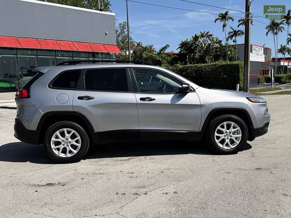 2016 Jeep, dovoz USA — foto 10 z 12