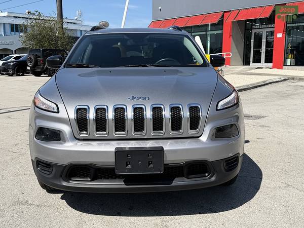 2016 Jeep, dovoz USA — foto 5 z 12