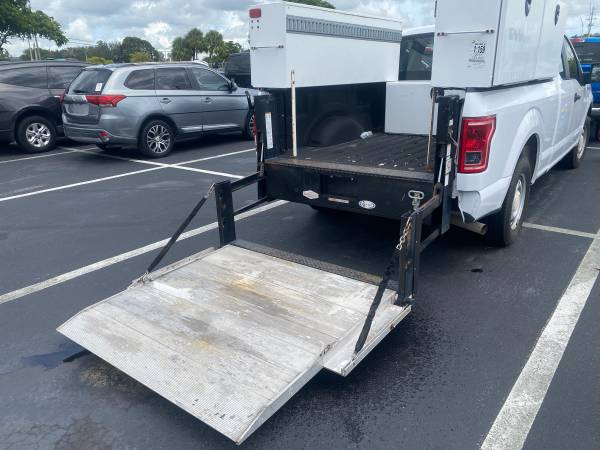2017 Ford, dovoz USA — foto 8 z 10