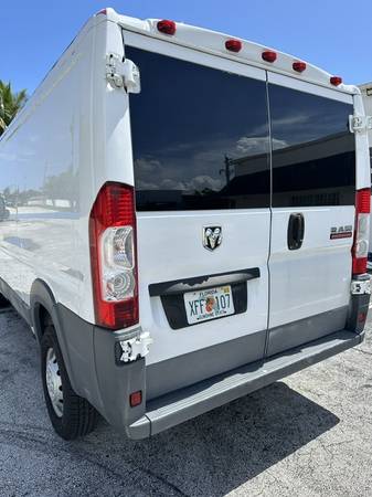 2017 Dodge, dovoz USA — foto 9 z 12