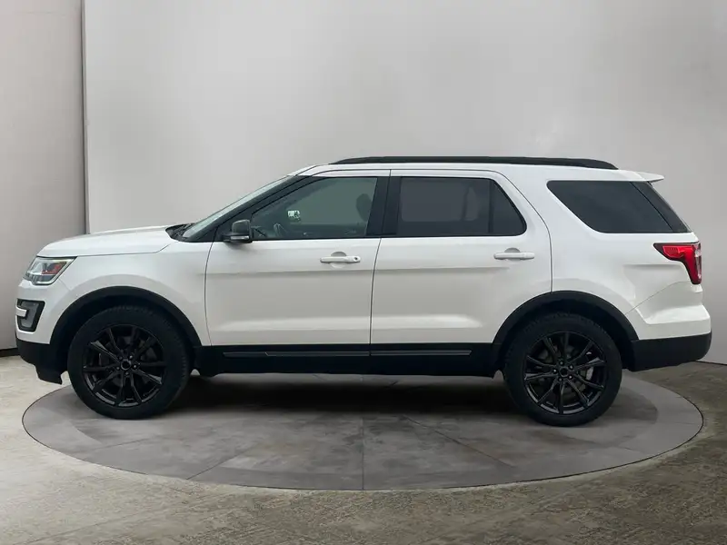 2017 Ford Explorer XLT / LEATHER / TECH PKG / APPEARANCE PKG / NO ACC, bílá, 112 129 km, dovoz Kanada — foto 2 z 12