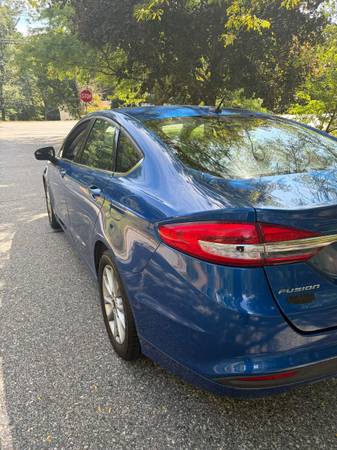 2017 Ford, dovoz USA — foto 3 z 12