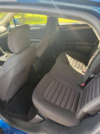 2017 Ford, dovoz USA — foto 5 z 12