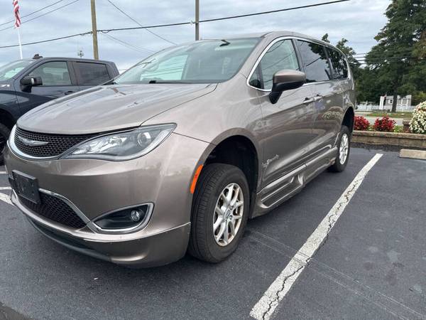 2017 Chrysler, dovoz USA — foto 3 z 8