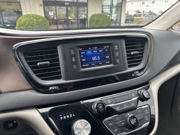 2017 Chrysler, dovoz USA — foto 8 z 8