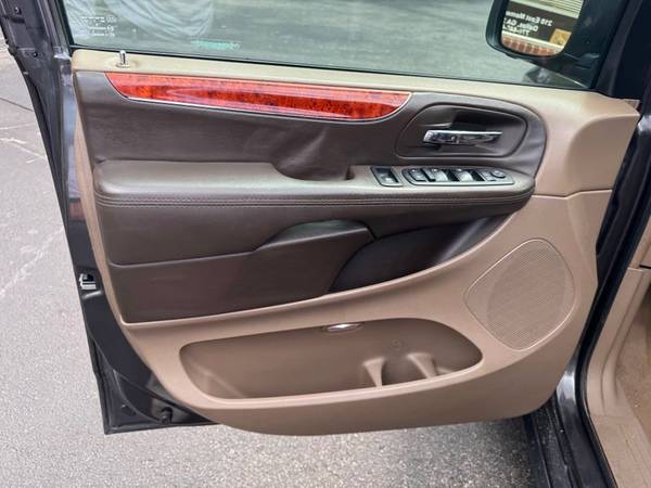 2016 Chrysler, dovoz USA — foto 11 z 12