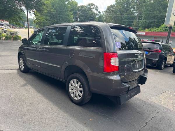 2016 Chrysler, dovoz USA — foto 3 z 12