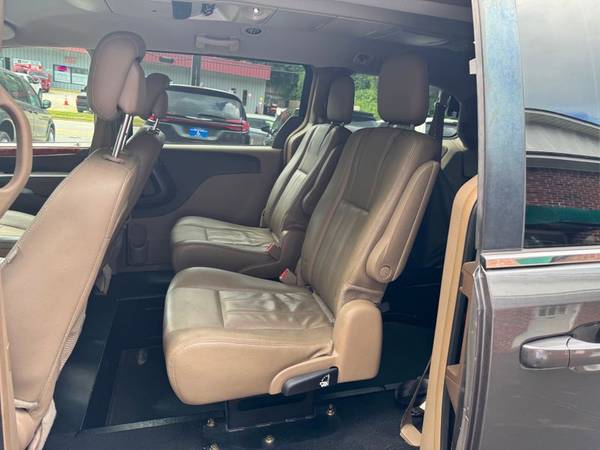 2016 Chrysler, dovoz USA — foto 9 z 12