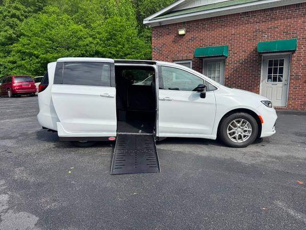 2026 Chrysler, dovoz USA — foto 2 z 12