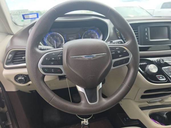 2017 Chrysler, dovoz USA — foto 10 z 12