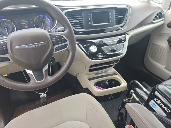 2017 Chrysler, dovoz USA — foto 11 z 12