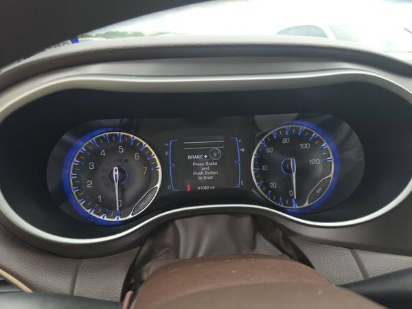 2017 Chrysler, dovoz USA — foto 12 z 12