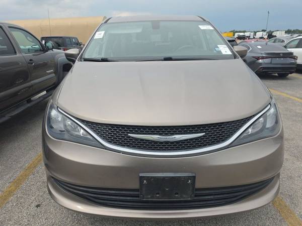 2017 Chrysler, dovoz USA — foto 2 z 12