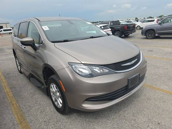 2017 Chrysler, dovoz USA — foto 3 z 12