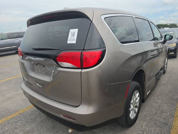 2017 Chrysler, dovoz USA — foto 4 z 12
