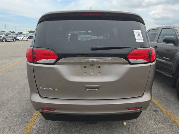2017 Chrysler, dovoz USA — foto 5 z 12