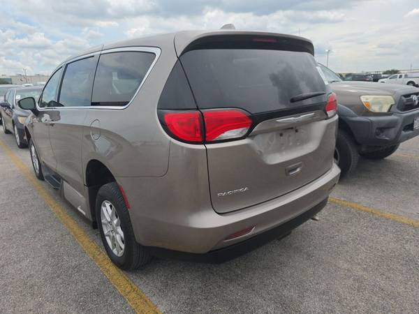 2017 Chrysler, dovoz USA — foto 6 z 12