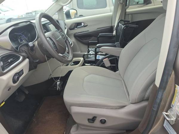 2017 Chrysler, dovoz USA — foto 7 z 12