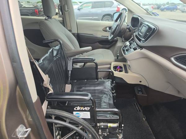 2017 Chrysler, dovoz USA — foto 8 z 12