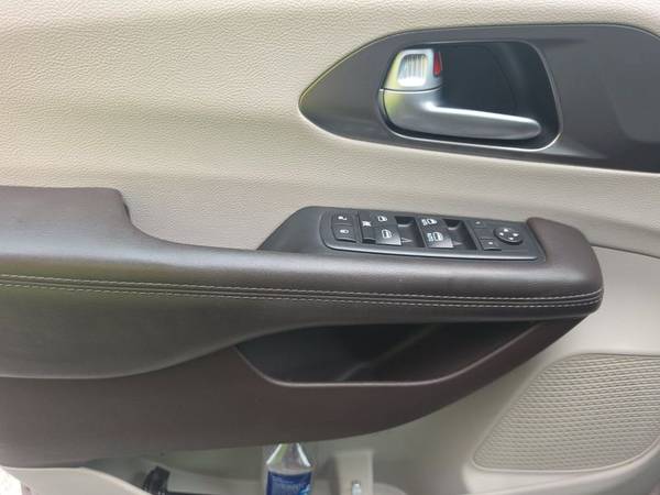 2017 Chrysler, dovoz USA — foto 9 z 12