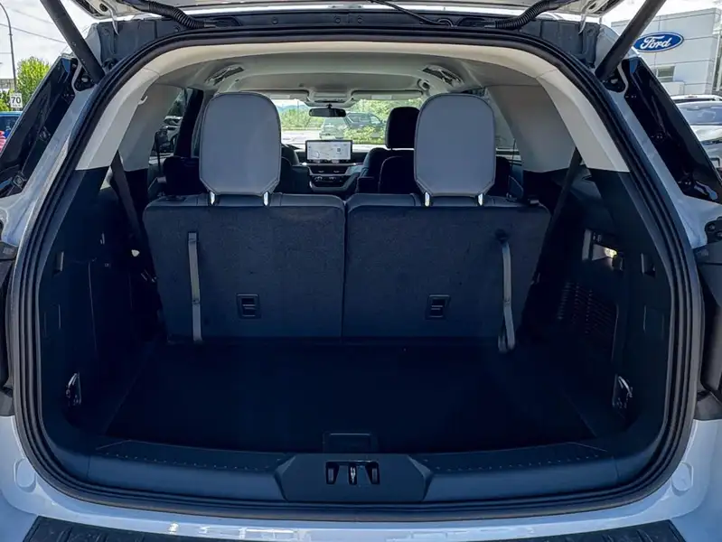 2026 Ford Explorer Active, bílá, 14 km, dovoz Kanada — foto 8 z 12