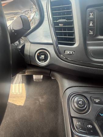 2015 Chrysler, dovoz USA — foto 10 z 12