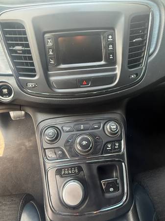2015 Chrysler, dovoz USA — foto 11 z 12