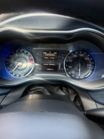 2015 Chrysler, dovoz USA — foto 12 z 12