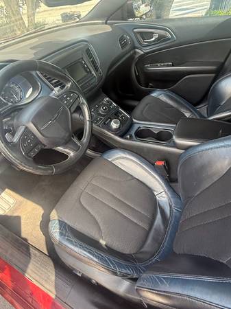 2015 Chrysler, dovoz USA — foto 5 z 12