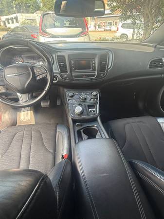 2015 Chrysler, dovoz USA — foto 7 z 12