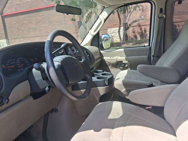 2011 Ford, dovoz USA — foto 5 z 6