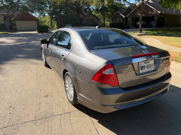 2010 Ford, dovoz USA — foto 2 z 12