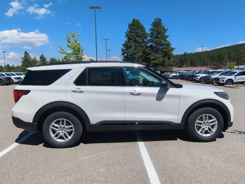 2026 Ford Explorer Active AWD, bílá, dovoz Kanada — foto 2 z 12