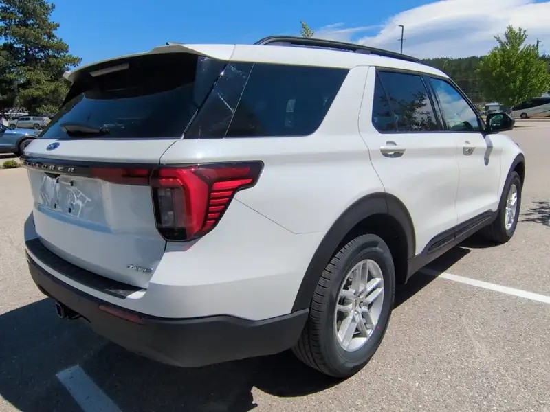 2026 Ford Explorer Active AWD, bílá, dovoz Kanada — foto 3 z 12