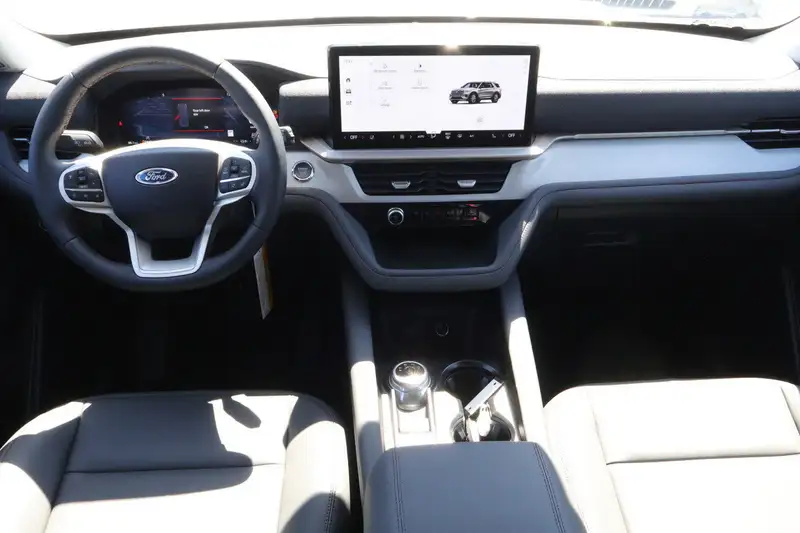 2026 Ford Explorer Active, bílá, 23 km, dovoz Kanada — foto 10 z 12