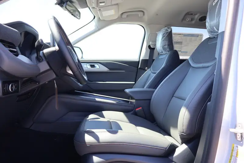 2026 Ford Explorer Active, bílá, 23 km, dovoz Kanada — foto 8 z 12