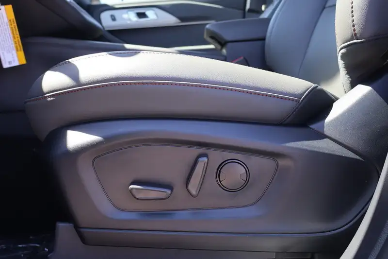 2026 Ford Explorer Active, bílá, 23 km, dovoz Kanada — foto 9 z 12